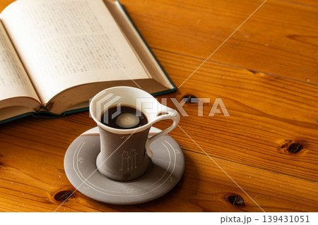 午後の穏やかな読書タイムとコーヒー 午後の穏やかな読書タイムとコーヒー 139431051