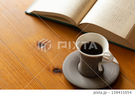 午後の穏やかな読書タイムとコーヒー 午後の穏やかな読書タイムとコーヒー 139431054