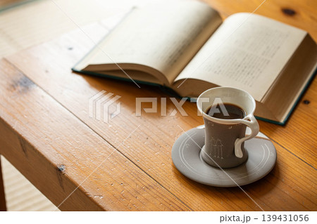 午後の穏やかな読書タイムとコーヒー 午後の穏やかな読書タイムとコーヒー 139431056
