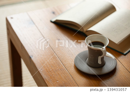 午後の穏やかな読書タイムとコーヒー 139431057