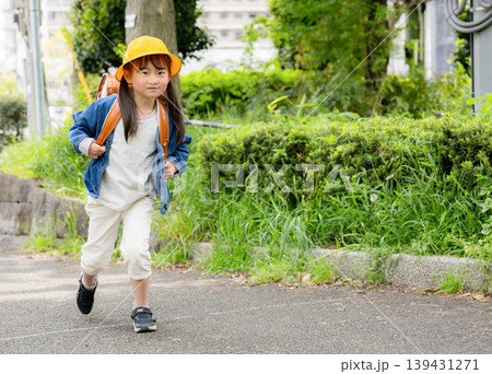 ランドセルを背負って学校に登校する小学生、通学の交通安全イメージ笑顔 139431271