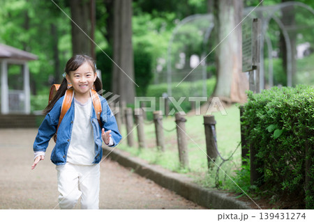 ランドセルで走る元気な小学生の全身ポートレート小学生低学年の登校や下校などの通学や成長のイメージ ランドセルで走る元気な小学生の全身ポートレート小学生低学年の登校や下校などの通学や成長のイメージ 139431274
