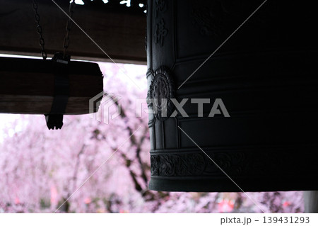 桜と釣鐘のある風景 139431293