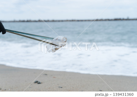 海でゴミ拾いをする人 海でゴミ拾いをする人 139431360