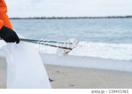 海でゴミ拾いをする人 海でゴミ拾いをする人 139431361