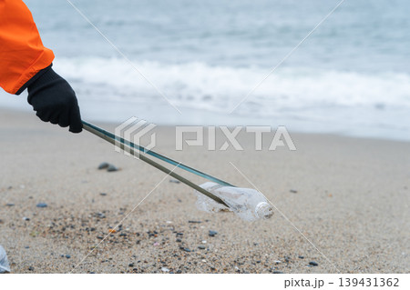 海でゴミ拾いをする人 海でゴミ拾いをする人 139431362