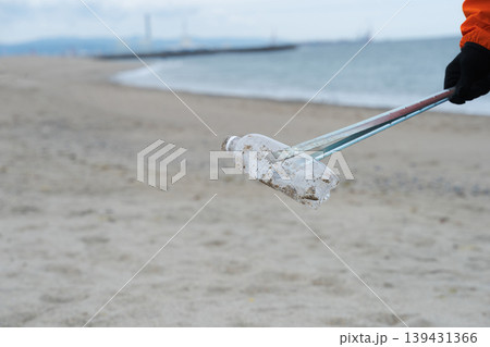 海でゴミ拾いをする人 139431366