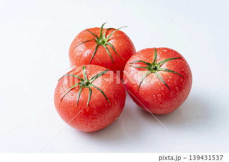 真っ赤に色づいた食べ頃のトマト 真っ赤に色づいた食べ頃のトマト 139431537