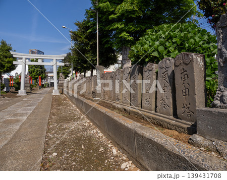 百庚申の石塔が並ぶ参道 住宅地の中の庚申信仰の風景 鎌ヶ谷八幡神社 百庚申の石塔が並ぶ参道 住宅地の中の庚申信仰の風景 鎌ヶ谷八幡神社 139431708