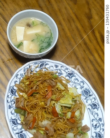 家庭料理　夕食の焼きそばと味噌汁 139431760