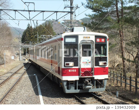 野岩鉄道6050型61103編成「やがぴぃカー」(上三依塩原温泉口駅にて撮影) 野岩鉄道6050型61103編成「やがぴぃカー」(上三依塩原温泉口駅にて撮影) 139432009