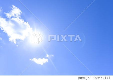 夏の青空と太陽光が広がる空の背景素材　横浜 139432151