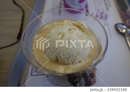 Vanilla Ice Cream with Caramel Sauce in Glass Bowl 139432198