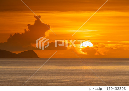 口永良部島に沈む夕日　屋久島から(夏 139432298