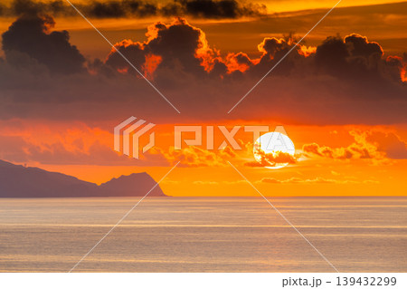 口永良部島に沈む夕日　屋久島から(夏 139432299