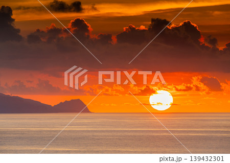 口永良部島に沈む夕日　屋久島から(夏 139432301