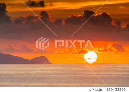 口永良部島に沈む夕日 屋久島から(夏 口永良部島に沈む夕日 屋久島から(夏 139432302