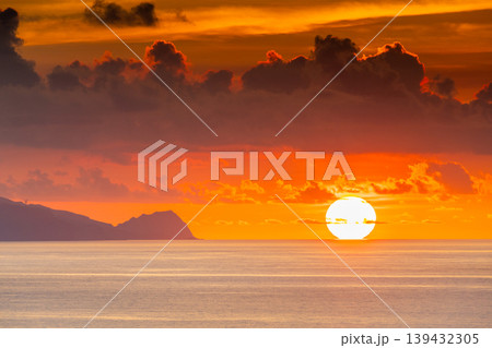 口永良部島に沈む夕日　屋久島から(夏 139432305