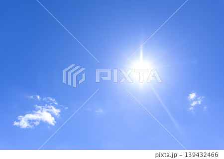 夏の青空と太陽光が広がる空の背景素材　横浜 139432466