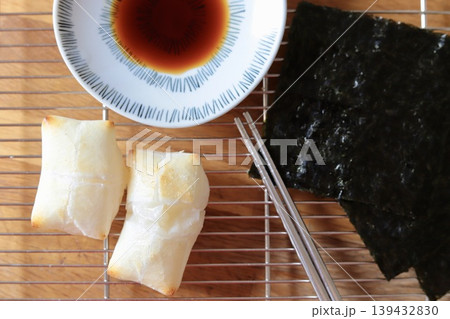 ケーキクーラの上に置いた磯辺焼き用の焼いた餅と醤油と焼き海苔 139432830