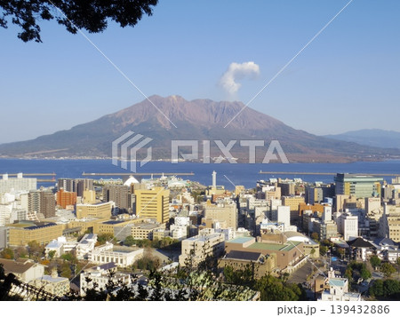 城山公園より望む桜島(鹿児島県鹿児島市) 城山公園より望む桜島(鹿児島県鹿児島市) 139432886