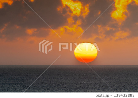 東シナ海に沈む夕日 神が宿る屋久島(夏 東シナ海に沈む夕日 神が宿る屋久島(夏 139432895