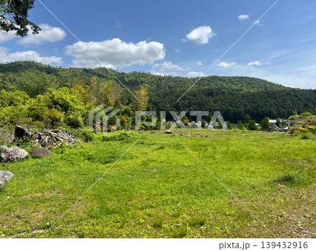青空と緑の山里風景 139432916