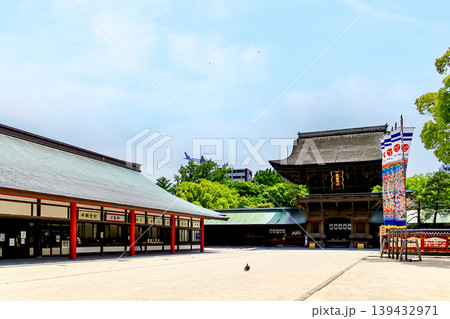 【福岡】初夏の福岡 筥崎宮の楼門と社務所 【福岡】初夏の福岡 筥崎宮の楼門と社務所 139432971