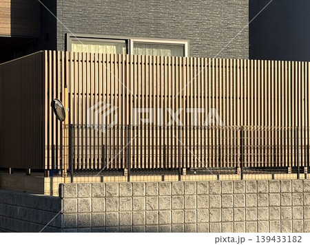 戸建て住宅の縦格子ルーバー型の目隠しフェンス(ブラウン/木目色) 139433182