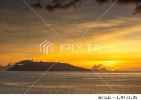口永良部島夕景 屋久島から(夏 口永良部島夕景 屋久島から(夏 139433389