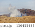 噴煙を上げる阿蘇山の火口 139433435