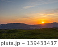 山に沈む夕日 139433437