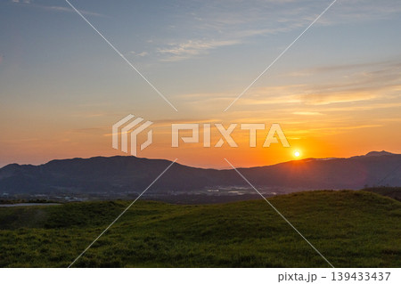 山に沈む夕日 山に沈む夕日 139433437