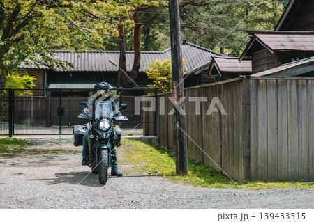 足尾の古い木造住宅とバイク 139433515