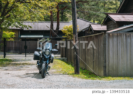 足尾の古い木造住宅とバイク 足尾の古い木造住宅とバイク 139433518