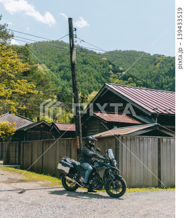 足尾の古い木造住宅とバイク 足尾の古い木造住宅とバイク 139433519
