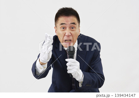 白背景で熱弁する候補者 139434147