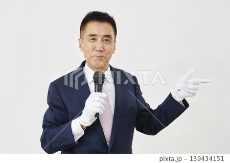 右側をゆき指すシニアの選挙の立候補者 白背景 右側をゆき指すシニアの選挙の立候補者 白背景 139434151
