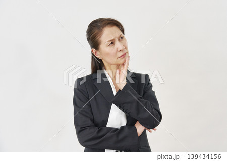 白背景で悩む女性 139434156