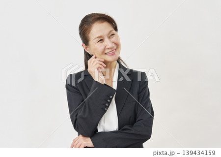 白背景で想像する女性 139434159