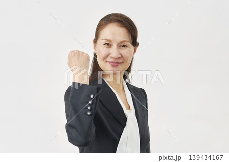 白背景でガッツポーズの女性 139434167