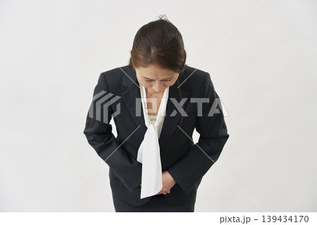 白背景でお辞儀する女性 139434170