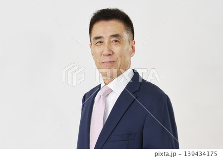 白背景の笑顔ビジネスマン 139434175