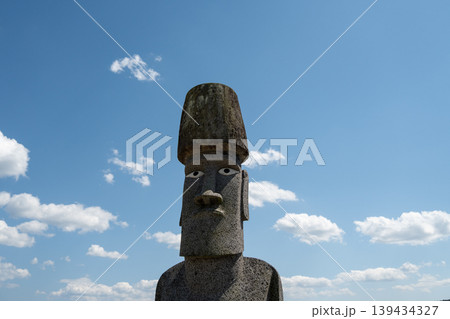震災復興の祈りを込めた南三陸モアイ像と青空の風景 139434327