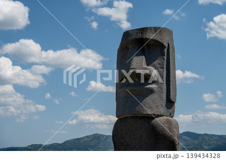 震災復興の祈りを込めた南三陸モアイ像と青空の風景 139434328