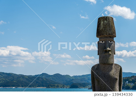 震災復興の祈りを込めた南三陸モアイ像と青空の風景 139434330