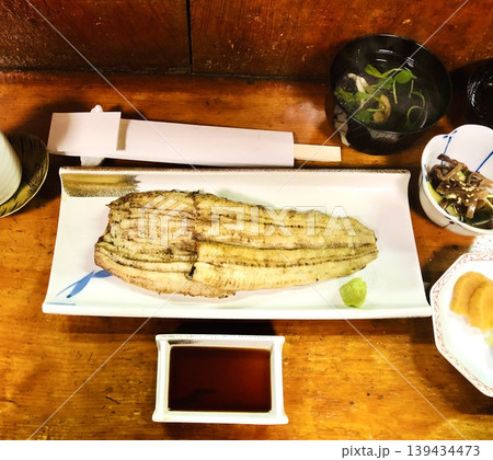 一口で巡る 夏の贅沢 白き粋が叫び 旨味の陰影 広がって 139434473