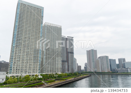 運河沿いに並ぶ高層マンション群と水辺の都市風景 運河沿いに並ぶ高層マンション群と水辺の都市風景 139434733