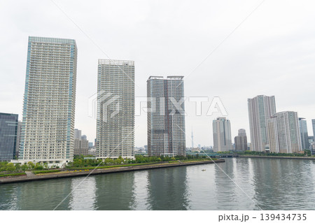 運河沿いに整然と並ぶ高層住宅と水面の風景 運河沿いに整然と並ぶ高層住宅と水面の風景 139434735