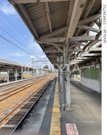 昔ながらの木造駅舎と線路【和歌山県】 139434752